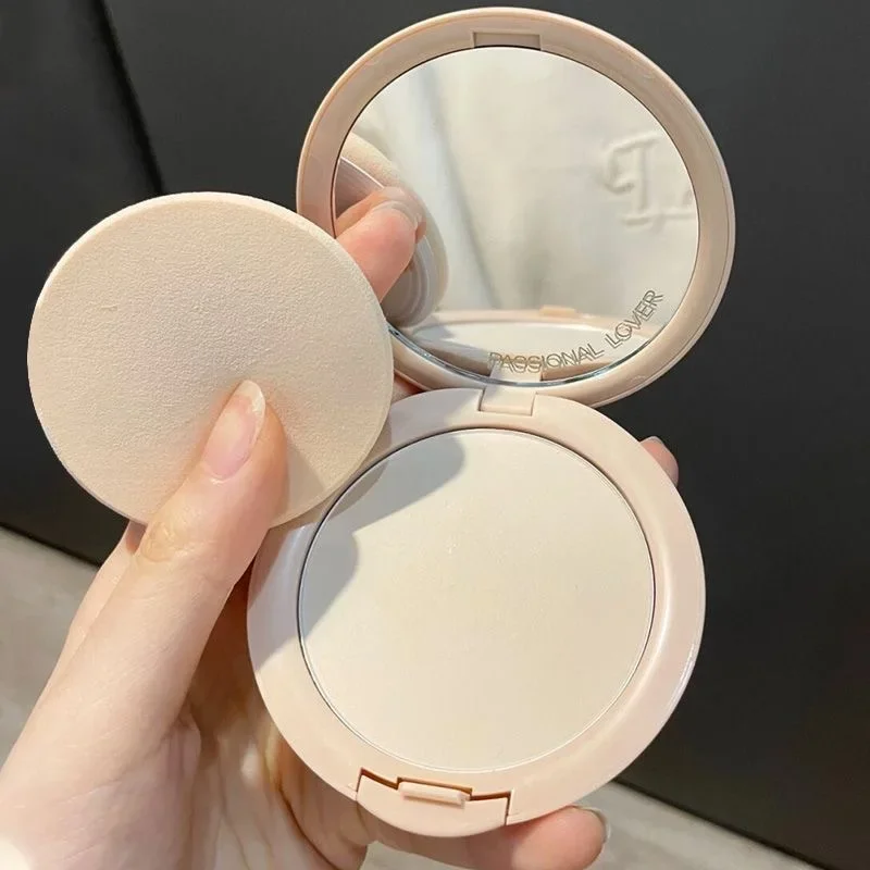 Amante della passione Polvere pressata PL Love Opaco Controllo dell'olio Correttore Impostazione Cosmetici di bellezza rara a lunga durata Set di soffio Trucco