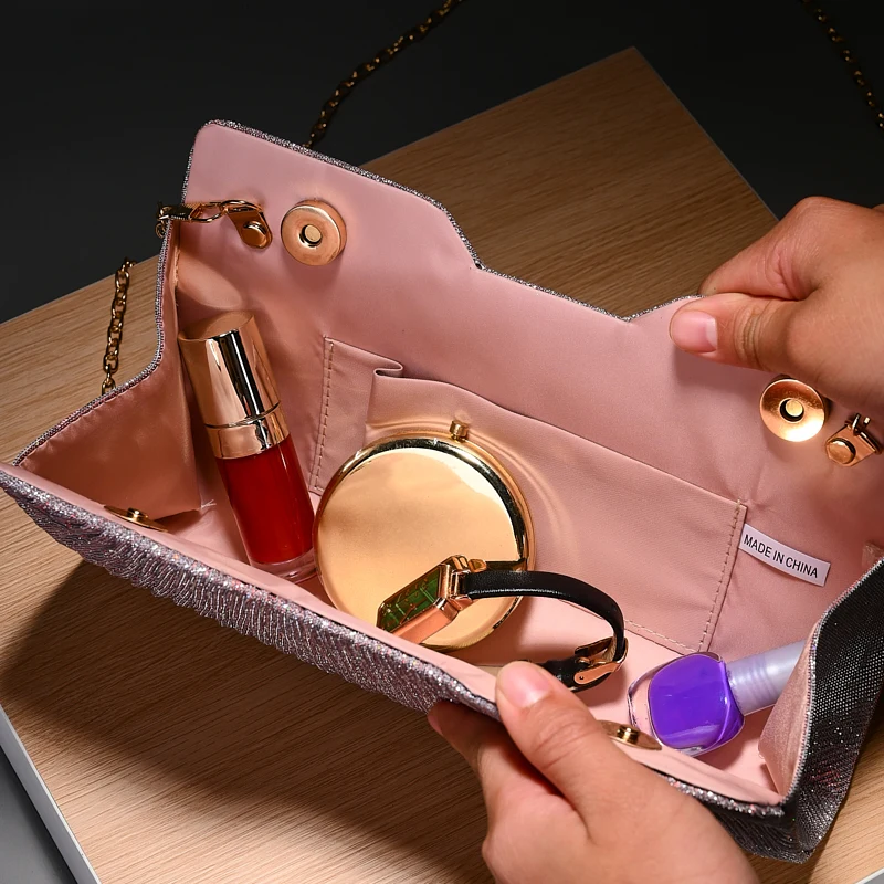 Luxuriöse, leicht verzierte Abendtasche mit vertikalen Falten und Pailletten, mit Metallkette, als Umhängetasche für Verlobungspartys, passend zu festlichen Kleidern. – Detail 19