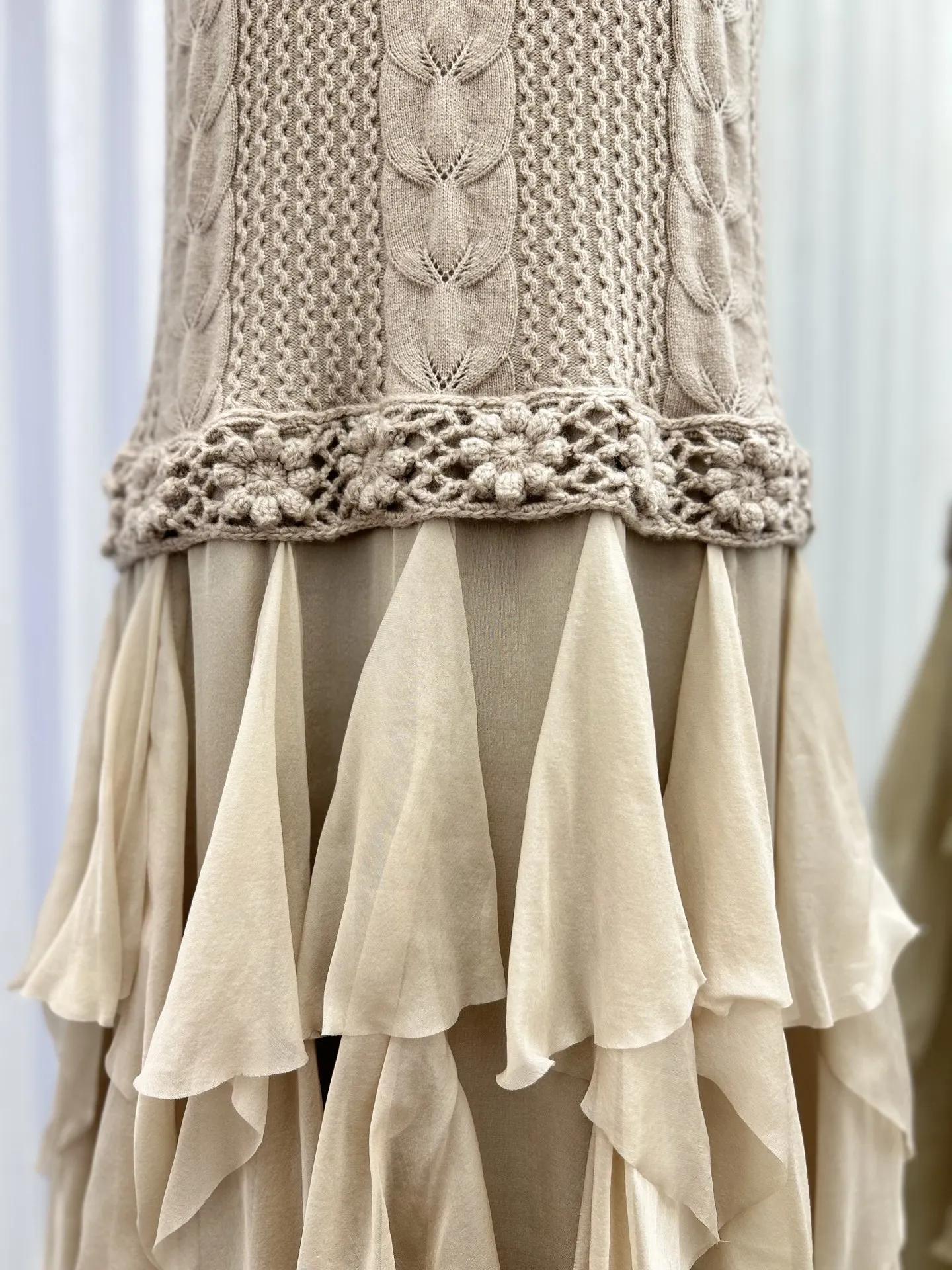 Vestido colete feminino bordado floral, malha, gola emendada, sem mangas, babados, em camadas, vintage, robe feminino