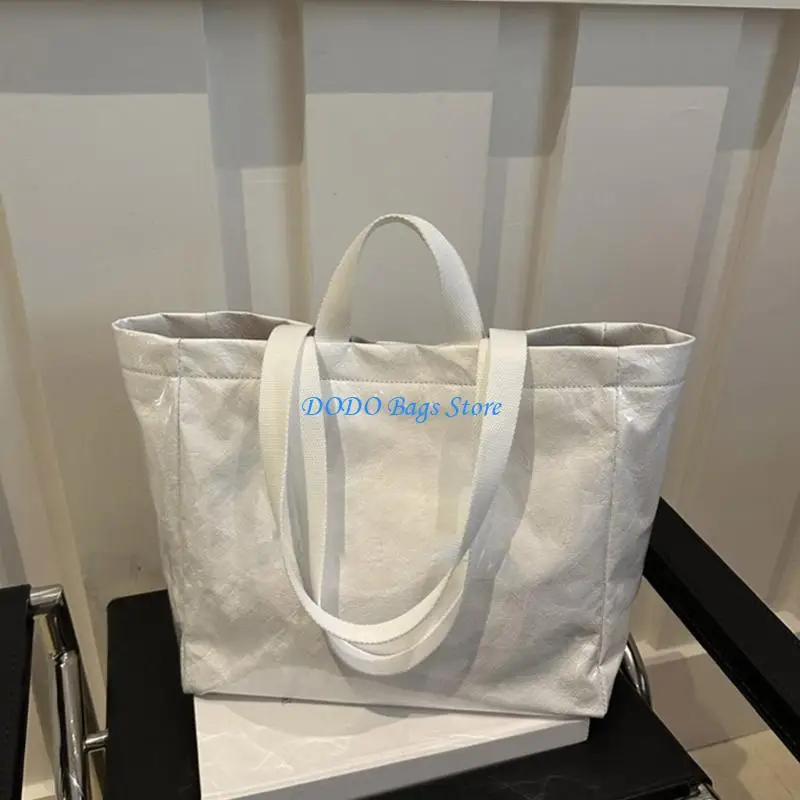 حقيبة كتف أنيقة من مادة PVC توفر الراحة ومساحة واسعة تحت الإبط للاستخدام اليومي وتعزيز أنماطك