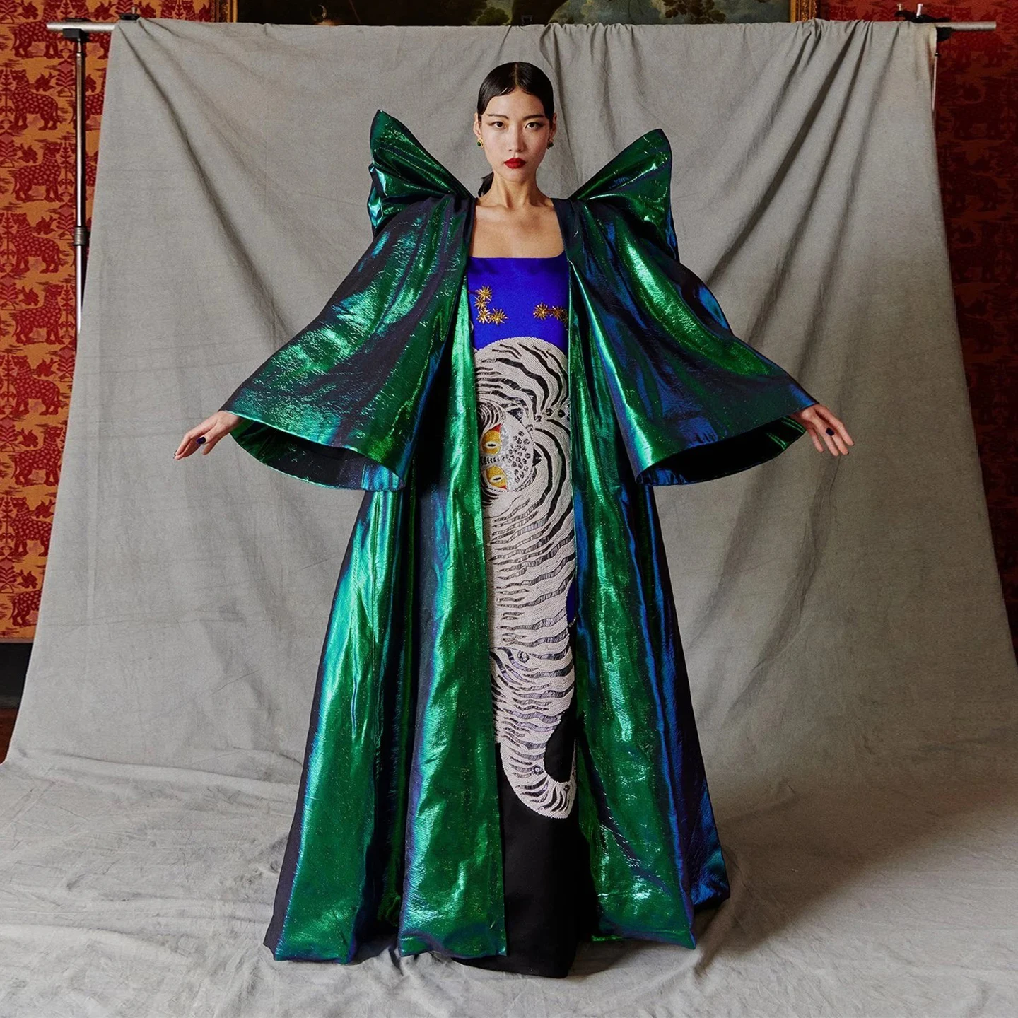 Stunning Green Cape For Women Long Sleeves Floor Length Fashion Runway Cape With Big Bow Evening Cape Outfit Coat Chic