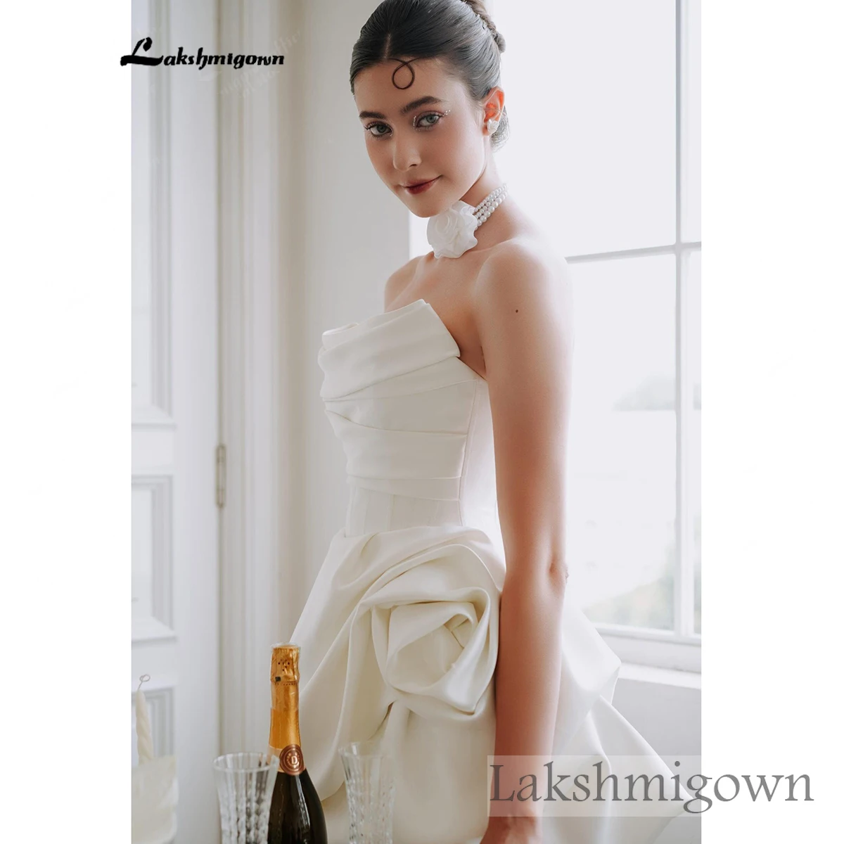 Lakshmigown Trägerloses Satin-Mini-Hochzeitskleid mit 3D-Rosetten, kurzes Brautkleid, Couture-Empfangskleid, maßgeschneidert – Detail 9