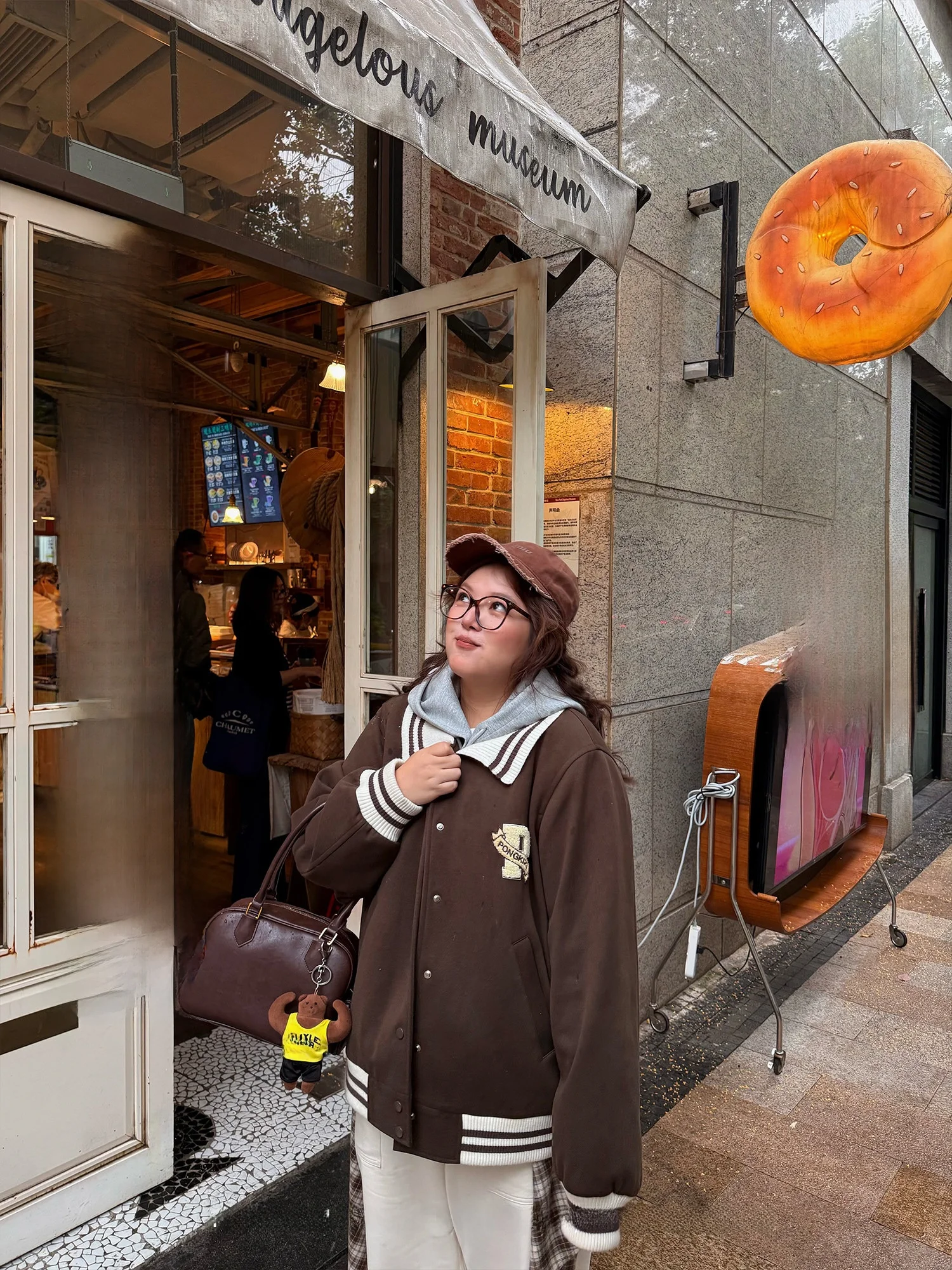 

Винтажная коричневая шерстяная бейсбольная куртка для женщин, свободная посадка, универсальное зимнее пальто больших размеров, длинный откидной воротник све