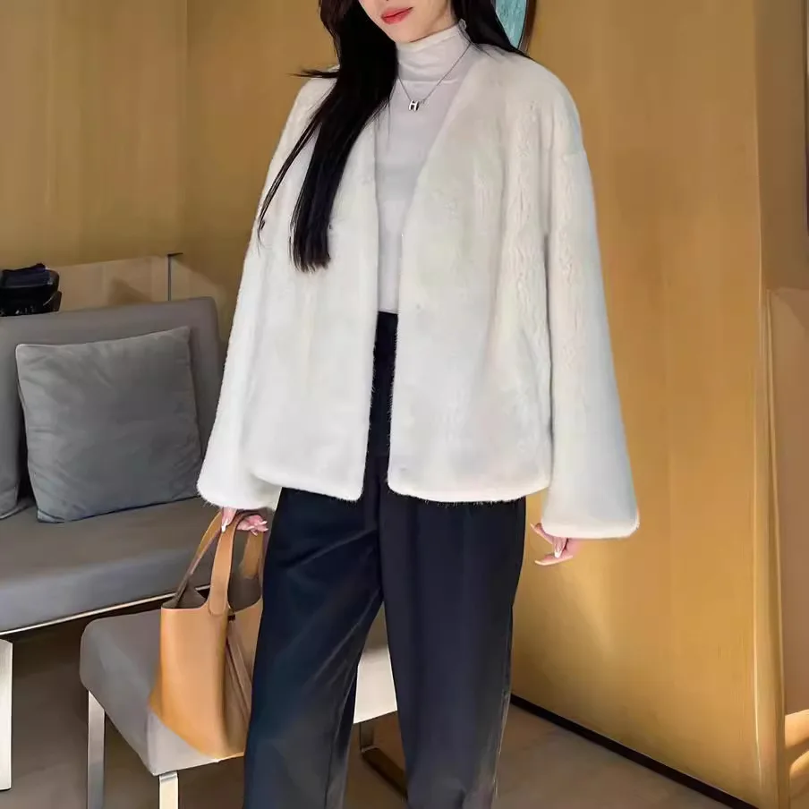 เสื้อแจ็คเก็ตขนมิงค์เทียม คอวี สีขาว แฟชั่นผู้หญิง ขนมิงค์เทียมใหม่ รุ่นใหม่ ปี 2025