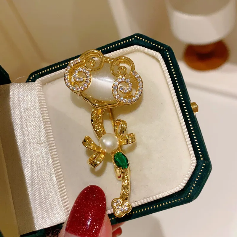 CC Elegant Brooches RuYi Shape Chinese Style Cheongsam Pin Imitation Emerald Opal Sweater Pins Temperament Suit Corsage B154