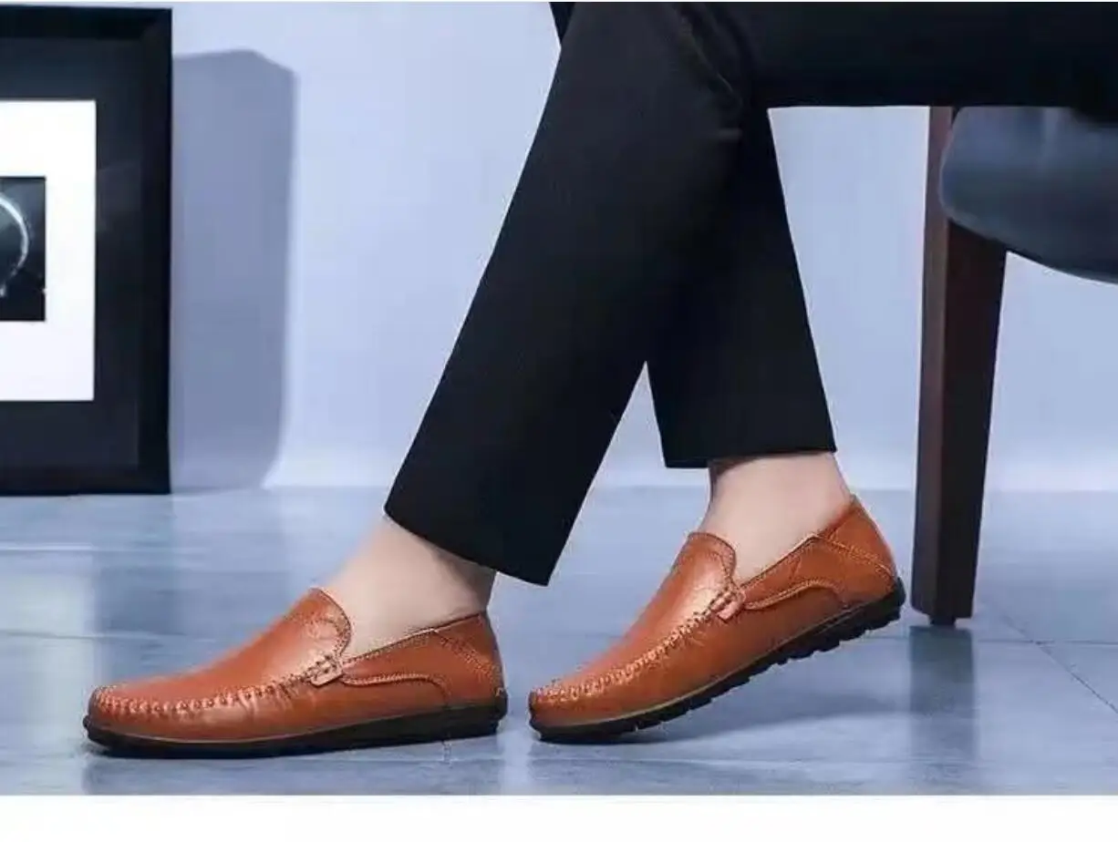 Nuovi uomini mocassini in PU scarpe Casual in pelle leggera scarpe da passeggio all'aperto maschili comode scarpe da ginnastica da uomo mocassini morbidi scarpe maschili grandi