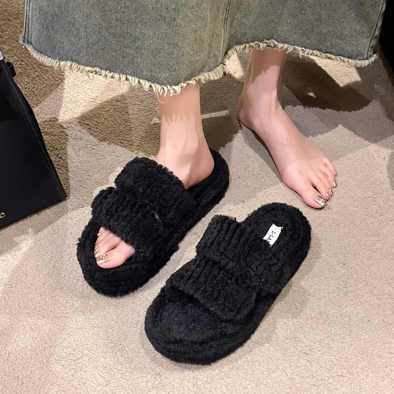 2026 New Plush Skin Friendly and Comfortable Women's Slippers Autumn and Winter Solid Color Leisure Non-Slip Thick-soled Slipper