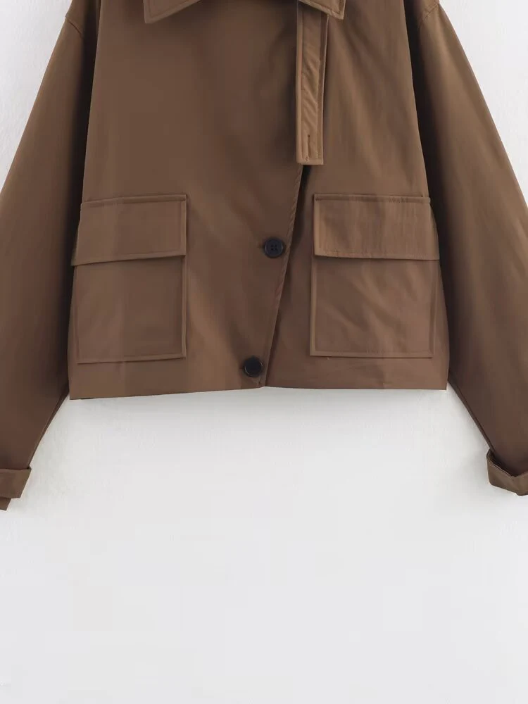 سترة نسائية جديدة على الطراز الأوروبي متعددة الاستخدامات ذات لون سادة وطية صدر السترة وقصة مائلة وقصيرة من الرياح