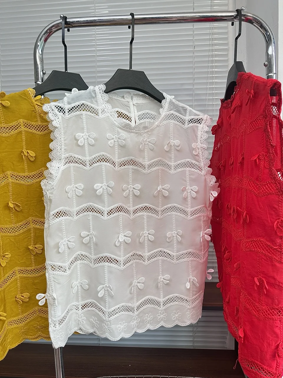 Women's Summer Elegant O Neck 3d Flowers Sleeveless Blouse Lady Solid Color Pullover Hollow Out Floral Tank Top