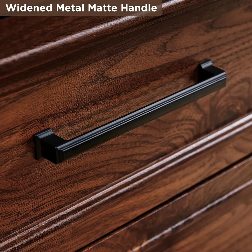 Cômoda larga rústica de madeira com 8 gavetas para quarto com textura natural e alças de metal