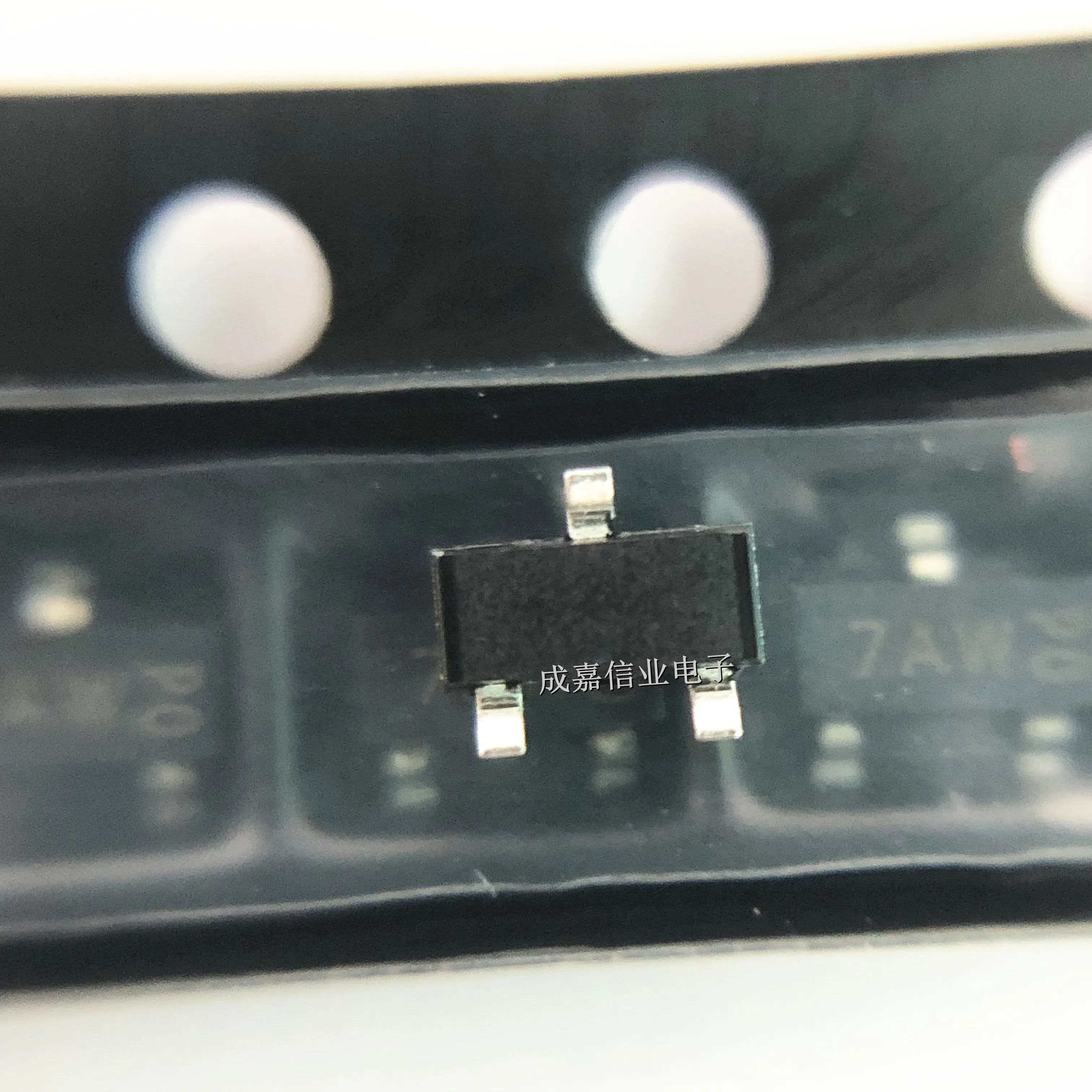100pcs/Lot MMBT3904,215 SOT-23-3 MARKING;7AW Bipolar Transistors - BJT 200mA 40V Operating Temperature:- 65 C-+ 150 C