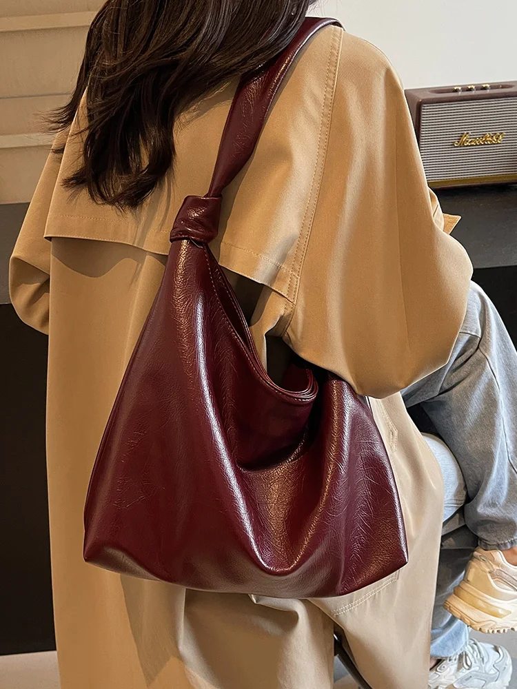 Ladies\' Vintage Burgundy Large Capacity Commuting Tote Bag 2024 New Magnetic Buckle Closed Crossbody Bag Classic Shoulder Bags