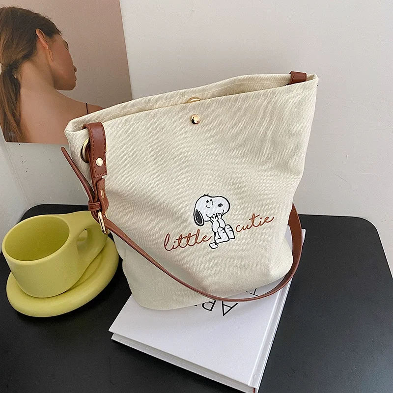2026 Series Snoopy Women'S Cute High-Capacity Bucket Bag Fashion Canvas Shoulder Bag Classic Letter Print Casual Crossbody Bag view 4