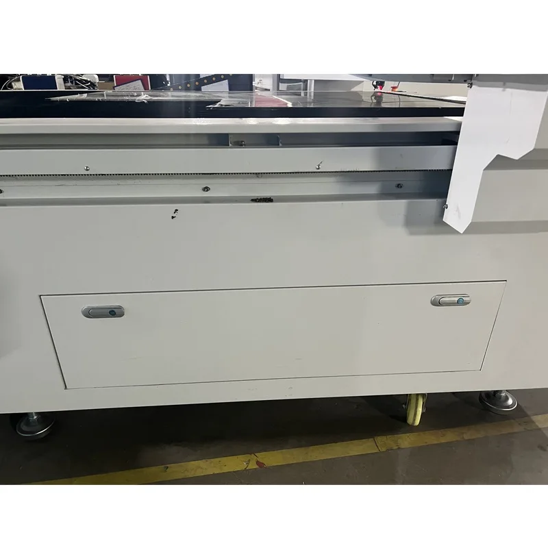 Industrielle CO2-Schneidemaschine Hochleistungs-CNC-Graviergerät für Acryl Holz MDF Kunststoff Gummi Textil Hochleistungsproduktion