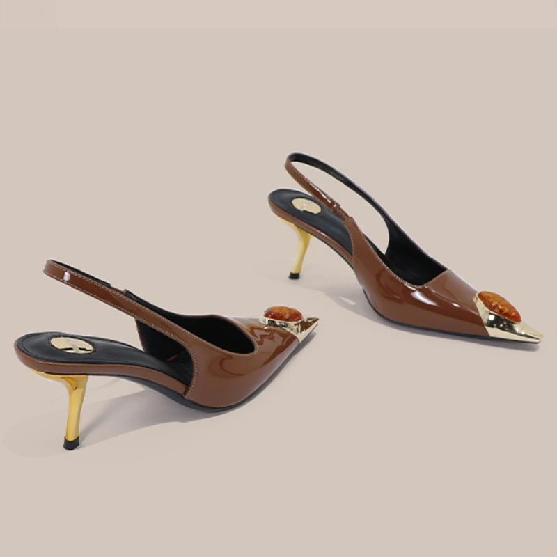 حذاء نسائي فاخر مزين بكعب عالي موضة 2026 حذاء معدني بمقدمة مدببة صنادل بكعب من الجلد اللامع Sandalias De Mujer