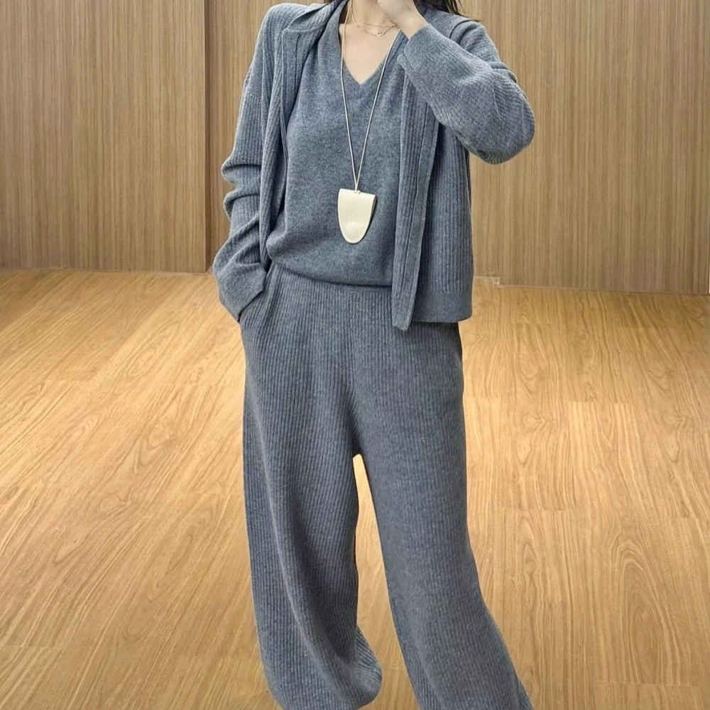 Nowy jesienno-zimowy komplet: kardigan z kapturem, legginsy i spodnie z szerokimi nogawkami, wykonany w 100% z wełny owczej.