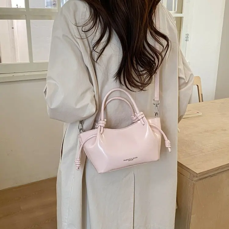 

Влагонепроницаемая сумка для подгузников со специальным покрытием, предотвращающим проникновение воды в дождливые или влажные дни.