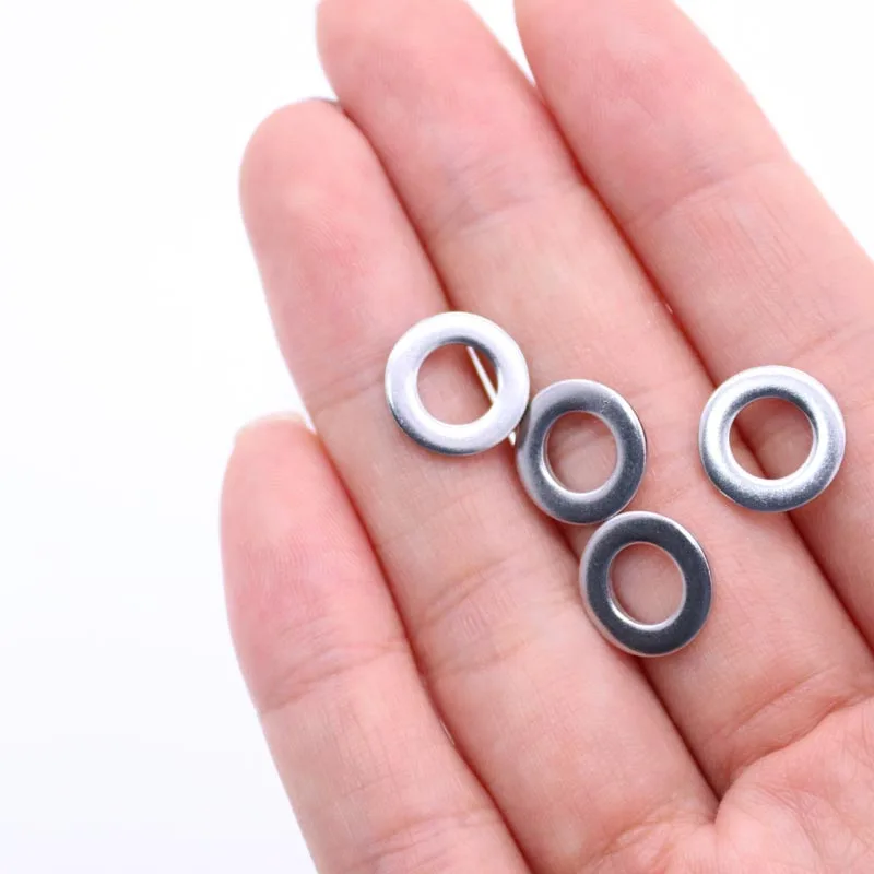 แหวนรองสแตนเลส 304 แบบเรียบ Gb97 Din125 A2-70 ขนาด M1.6 M2 M2.5 M3 M3.5 M4 M5 M6 M8 M10 M12 M14 M16 M18 M20 M22 M24