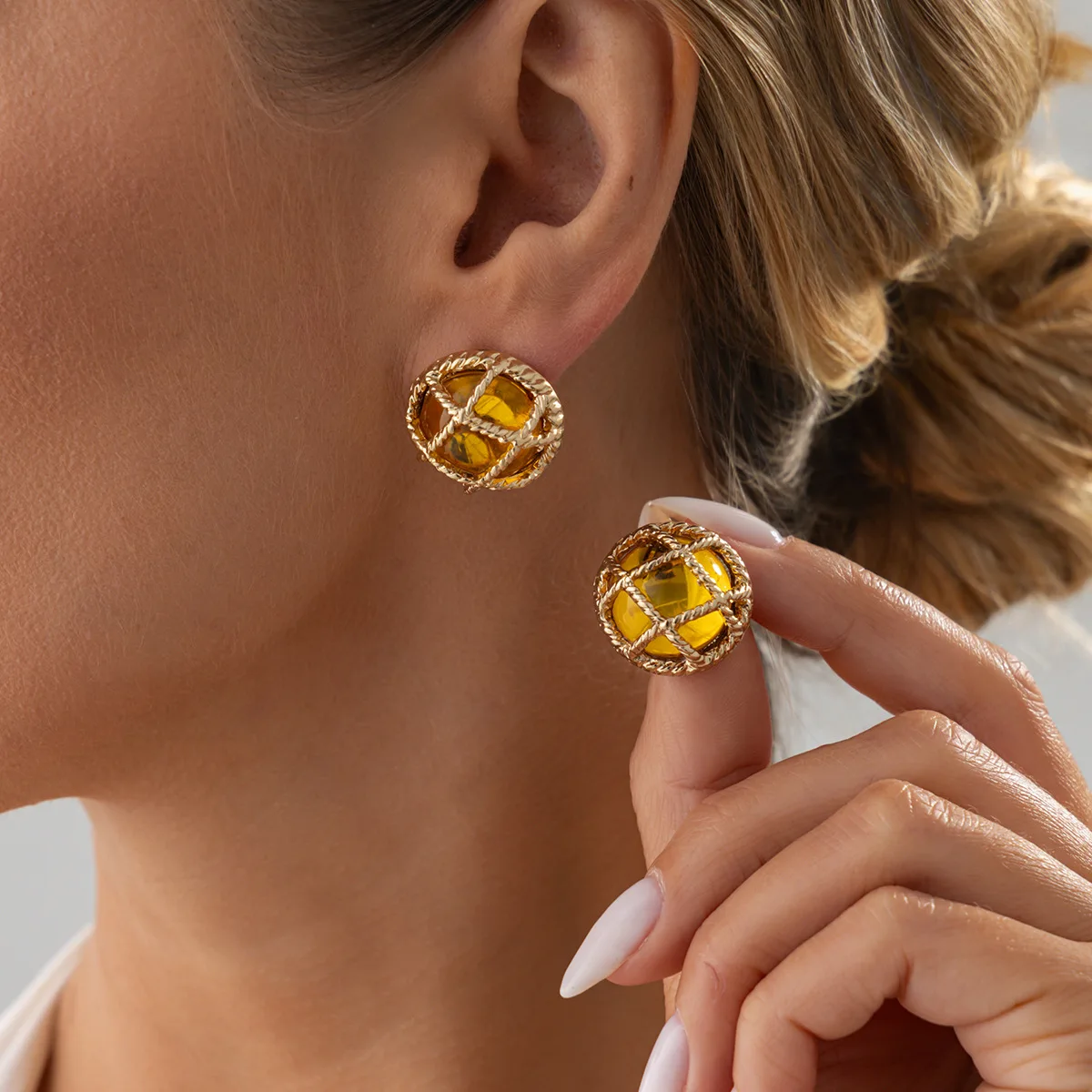 2026 Vintage Twisted Metal Grid Round Gem Stud Earrings Multicolor Resin Stone Gold Frame Earrings Retro Women Daily Jewelry