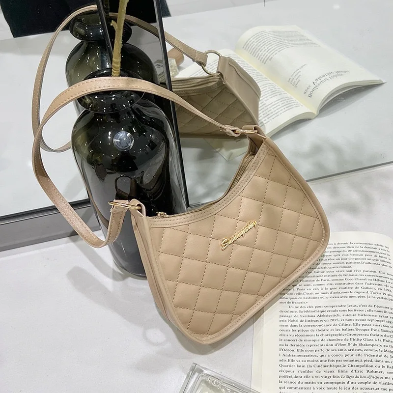 

A stylish outdoor accessory: a versatile crossbody bag featuring a diamond-patterned design