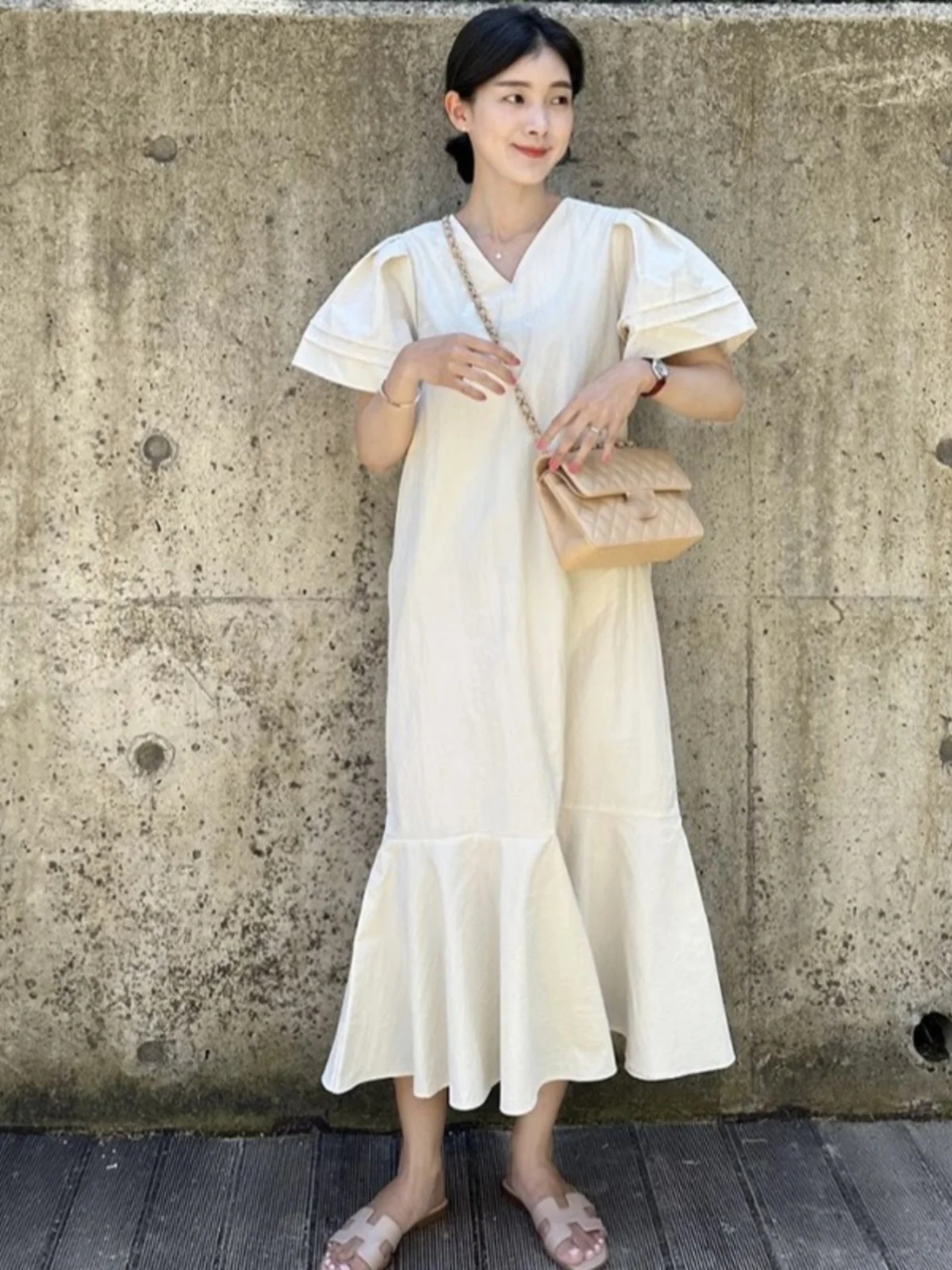 韓国風レディースワンピース バブルスリーブ Vネック ミディ丈スカート 花柄縁飾り エレガントな雰囲気 夏 通勤ファッション ワンピース