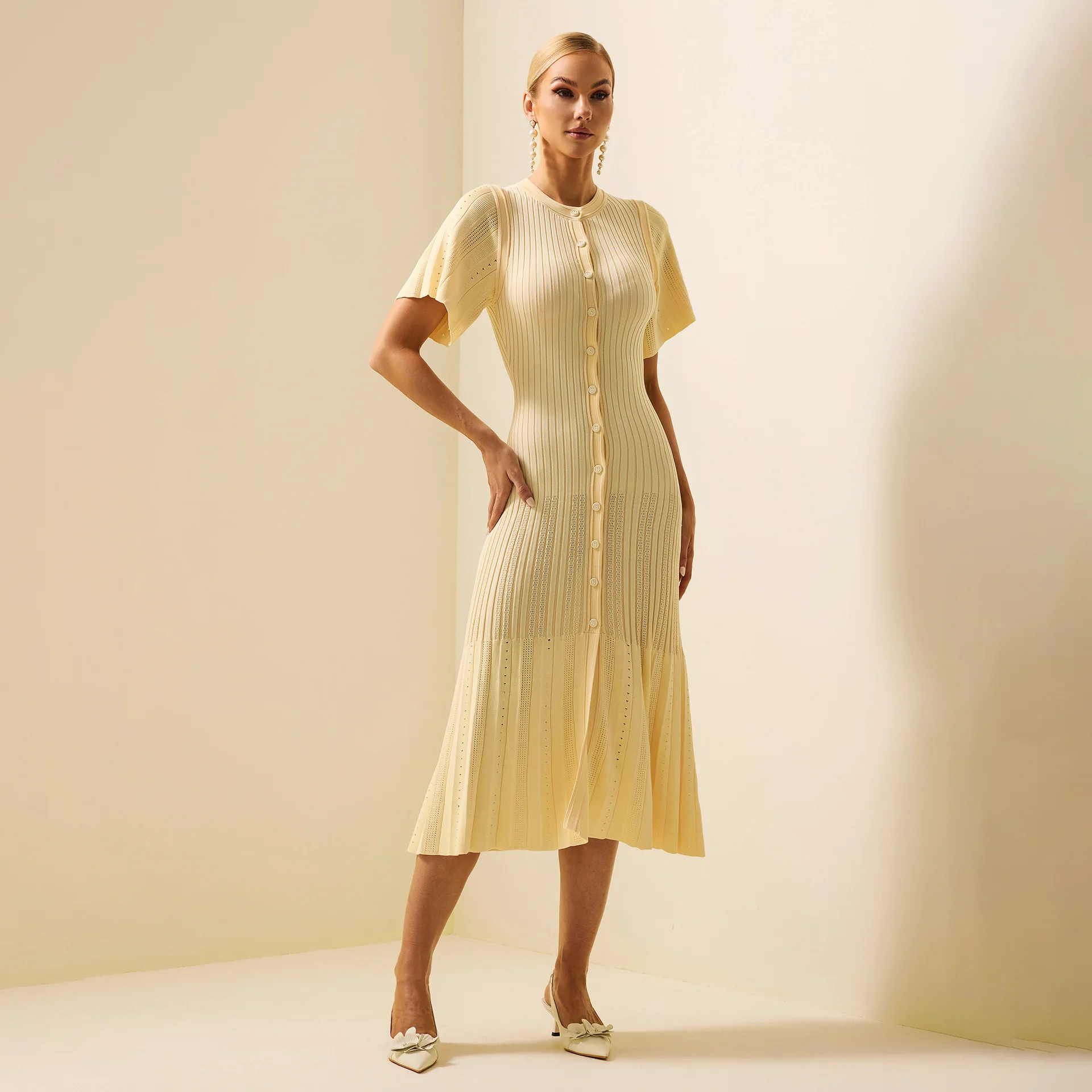 Abito midi da donna in maglia di design con dettagli smock |   Abito pullover a trapezio girocollo a maniche corte con bottone singolo