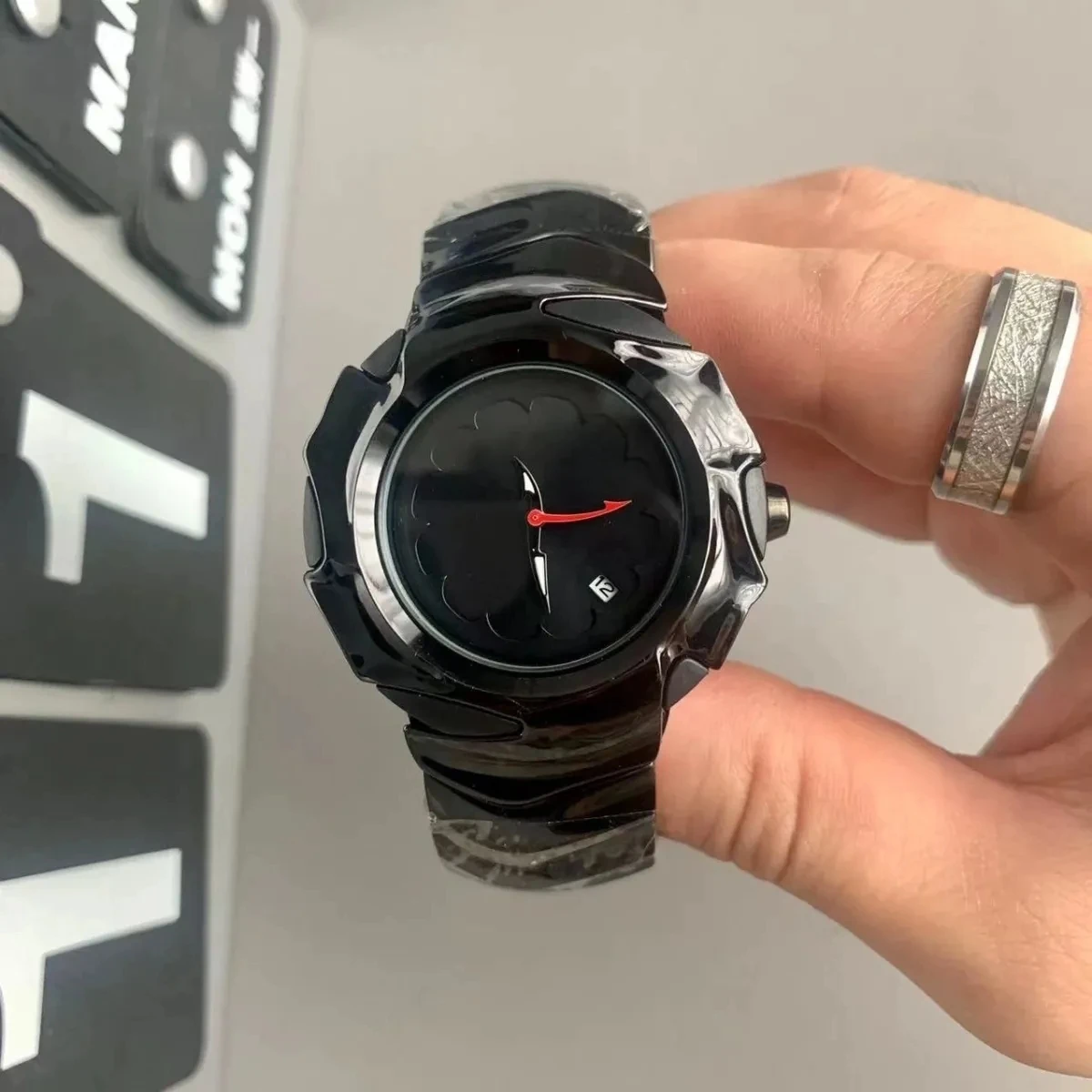 ساعة Y2K فريدة من نوعها للرجال من الفولاذ المقاوم للصدأ باللون الأسود والأزرق الفاخر كوارتز مقاومة للماء