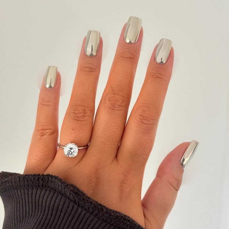 24 Stück kurze, quadratische Press-On-Nägel, glänzender Metallic-Silber-Spiegeleffekt, wiederverwendbares und abnehmbares Kunstnägel-Set, mit 1 Nagelfeile