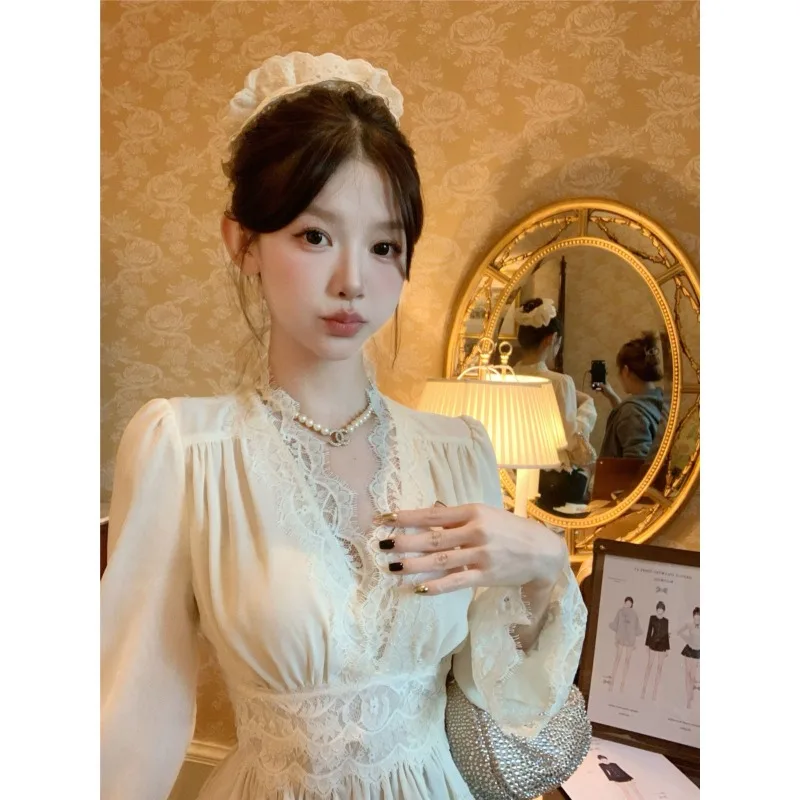 Camisas elegantes de encaje con cuello en V para mujer, Top corto ajustado con cintura suave, blusa Sexy de fiesta con manga acampanada, primavera 2025