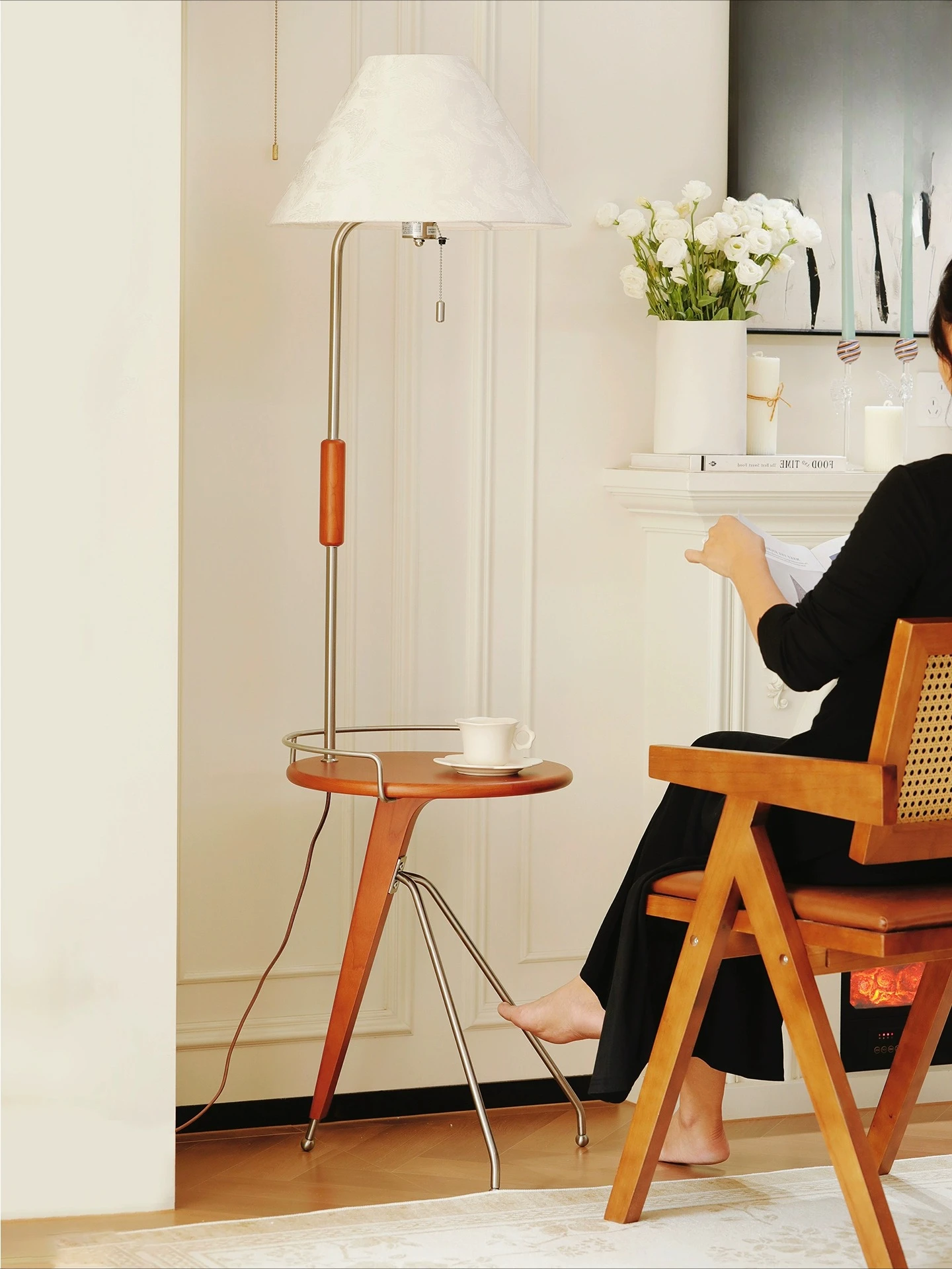 Lámpara de pie, sensación de alta gama junto al sofá en la sala de estar, lámpara de escritorio de ambiente integrada con estante de dormitorio retro americano