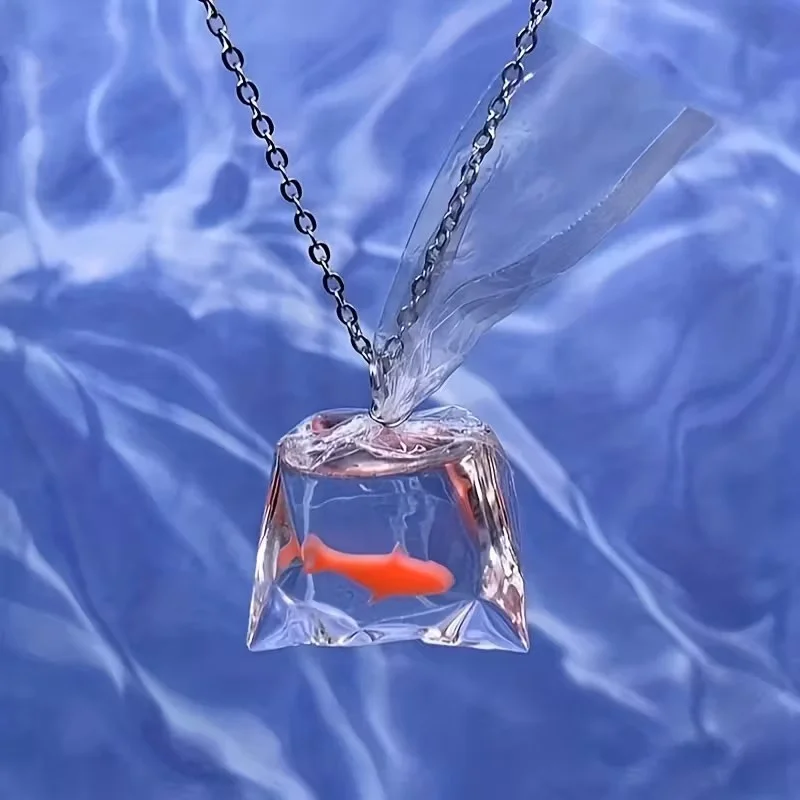 1 قطعة المعلقات حقيبة المياه الإبداعية للرجال والنساء ، رواية ذهبية شفافة الراتنج Jameela Jamil Koi قلادة