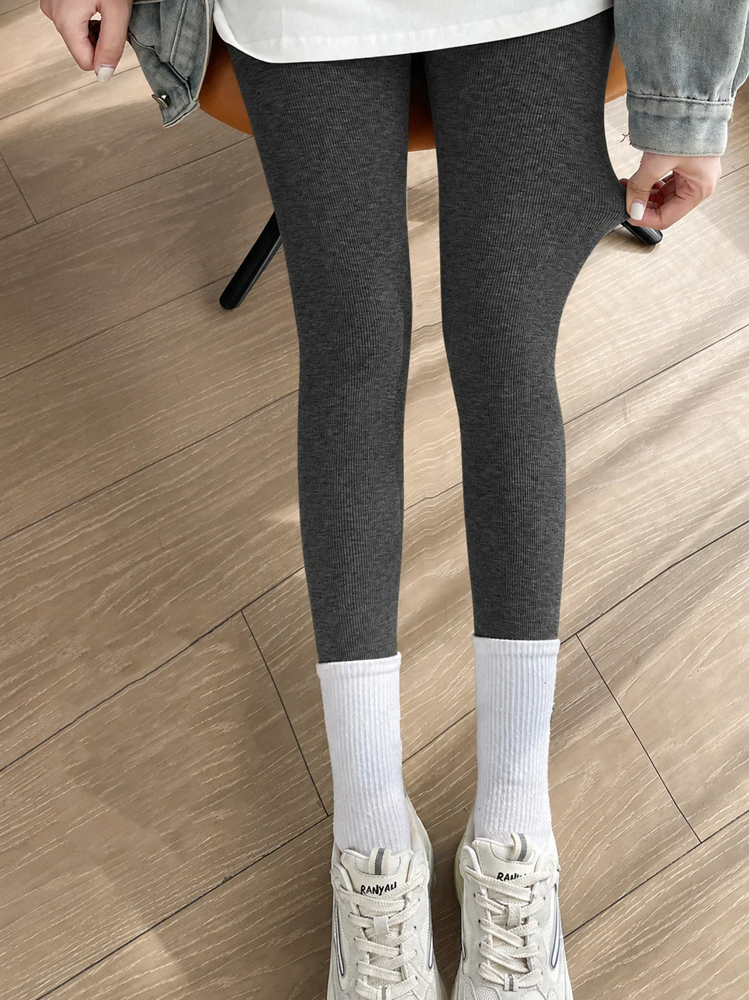 Vertikal gestreifte Damen-Oberbekleidung, thermoelastische, schmal geschnittene, gerippte Knöchelhose – Detail 1