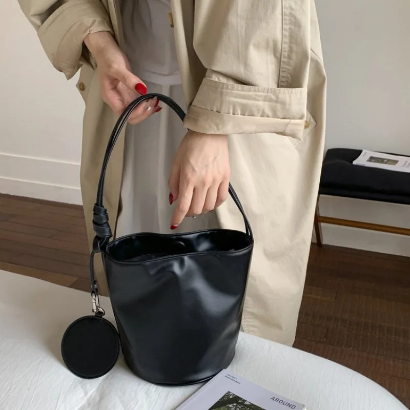 

Fashionable Leather Women's Messenger Bag High-End Luxury Classy Craftwork Trendy Vintage Commuter Daily Casual Bag​