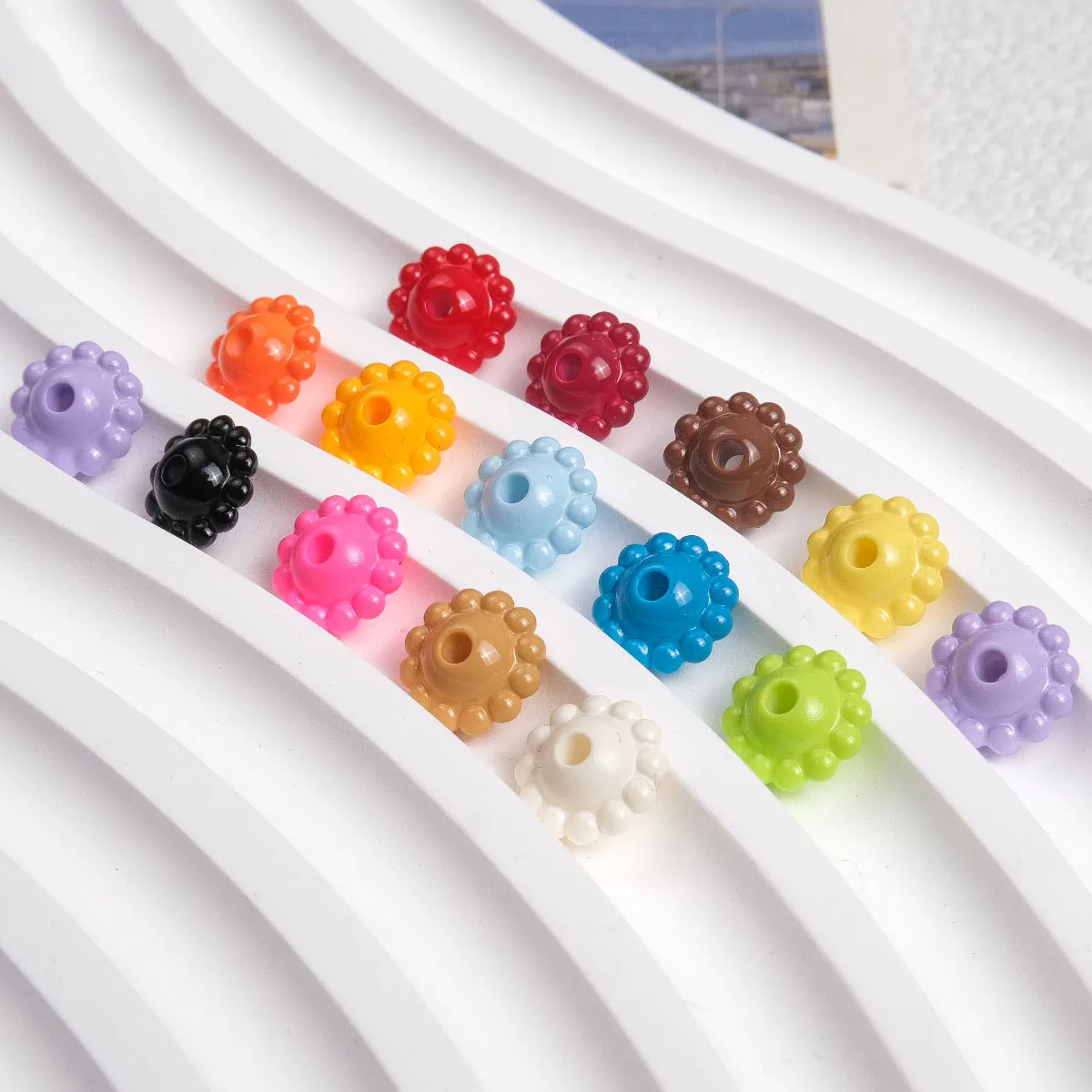 200pcs 5*9mm Solid Colors Acrylic Perforated Flower Beads Small Separation Frisbee Phone Chain Bracelet DIY Jewelry Spacers