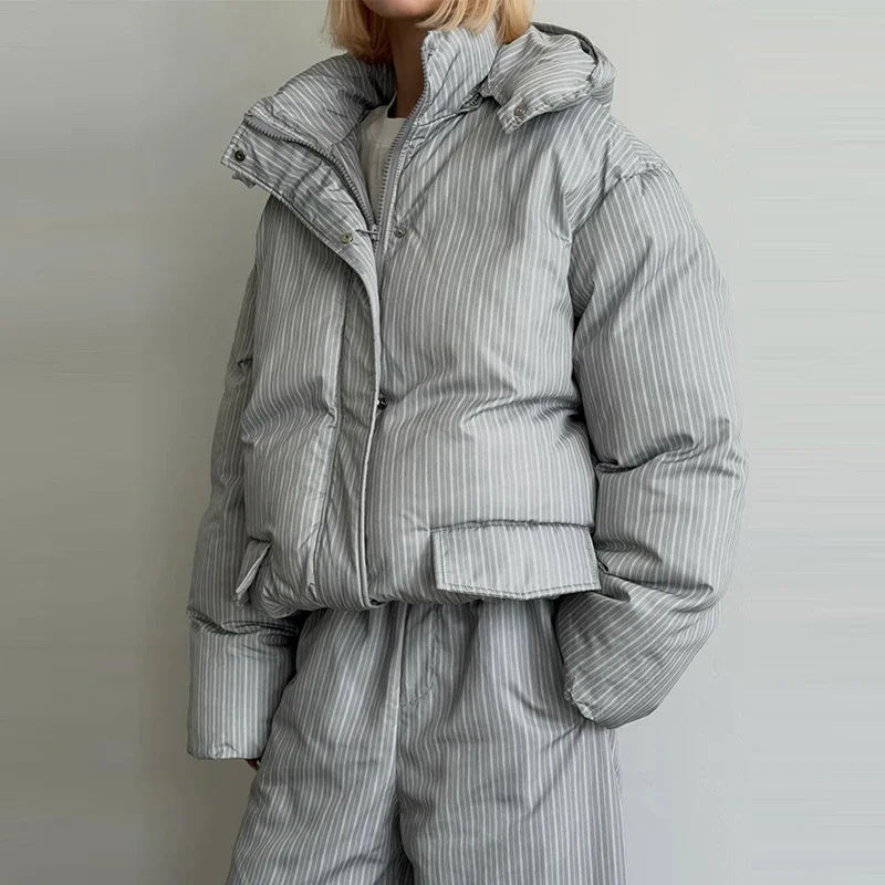 2026 Winter Gestreiftes Baumwoll-Mantel-Hosen-Set für Damen mit Kapuze, Stehkragen, Reißverschluss-Steppmantel und Hose mit Elastikbund – Damen-Outfit – Detail 31