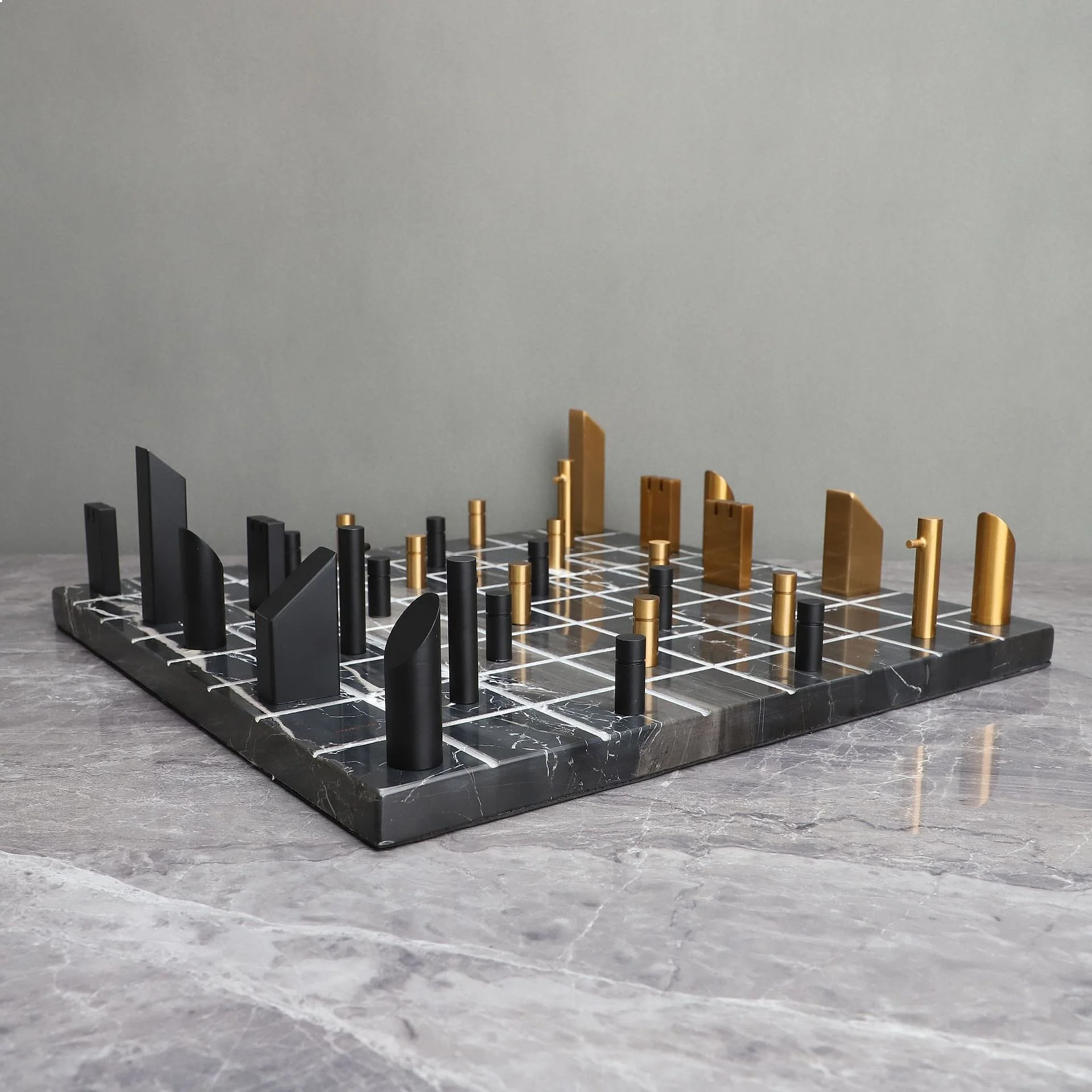 Classical Customizable Black Gold Metal Chess Pieces Family House Decor XO Board