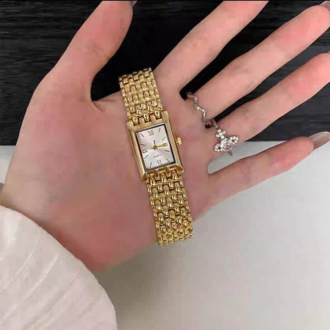 Рисунок 4 - Стильные золотые квадратные часы