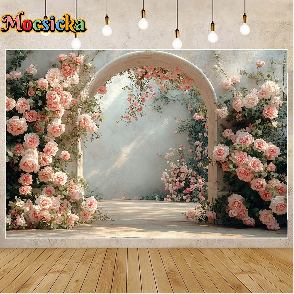 خلفية تصوير على شكل قوس وردي من Mocsicka، أرضية حجرية رمادية فاتحة، إضاءة سينمائية واقعية، خلفية صورة استوديو باستيل ناعمة