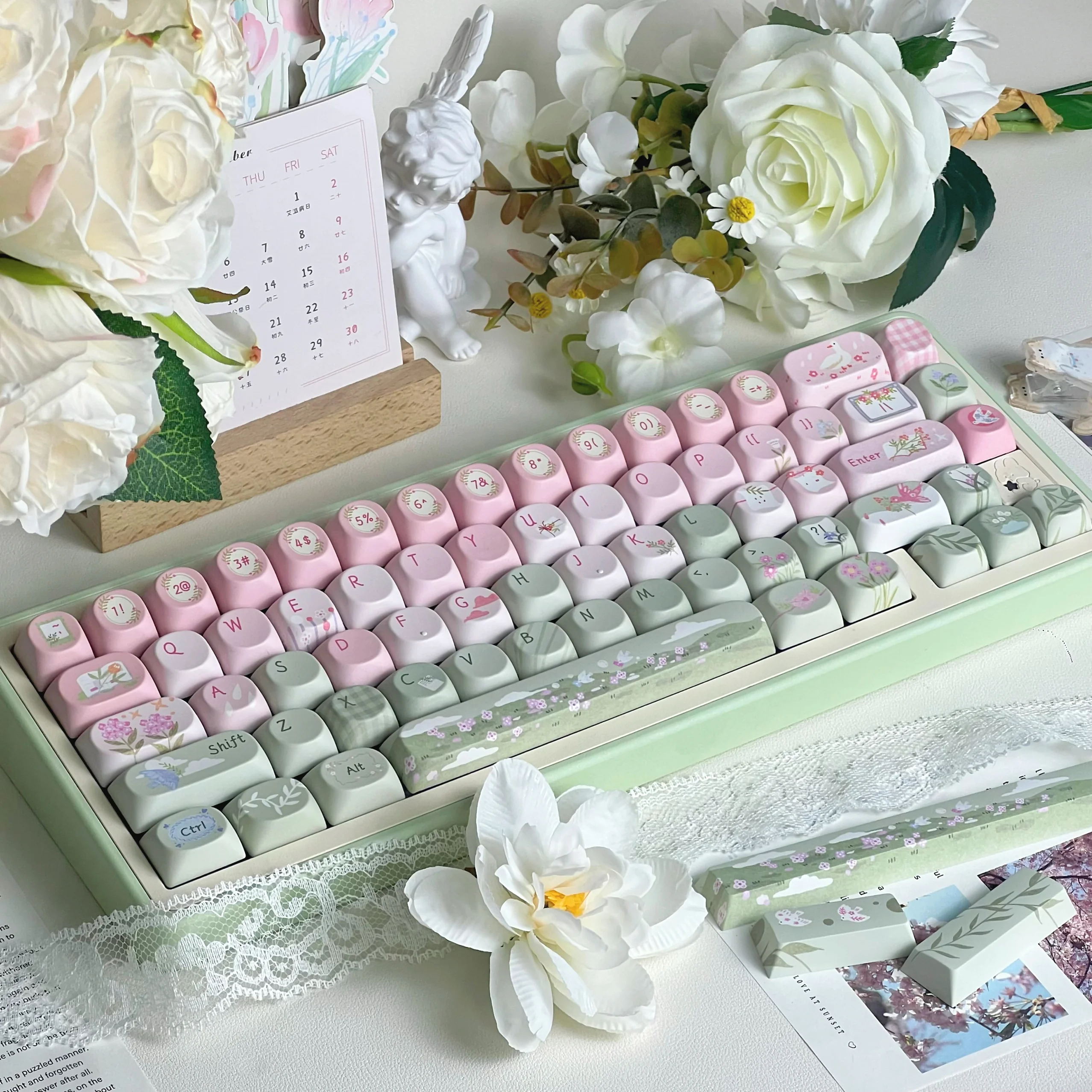 مجموعة أغطية مفاتيح ذات موضوع وردي وأخضر من Spring Story PBT Cherry SOA Profile أغطية مفاتيح أصلية مصنوعة يدويًا كهدية للوحة المفاتيح الميكانيكية