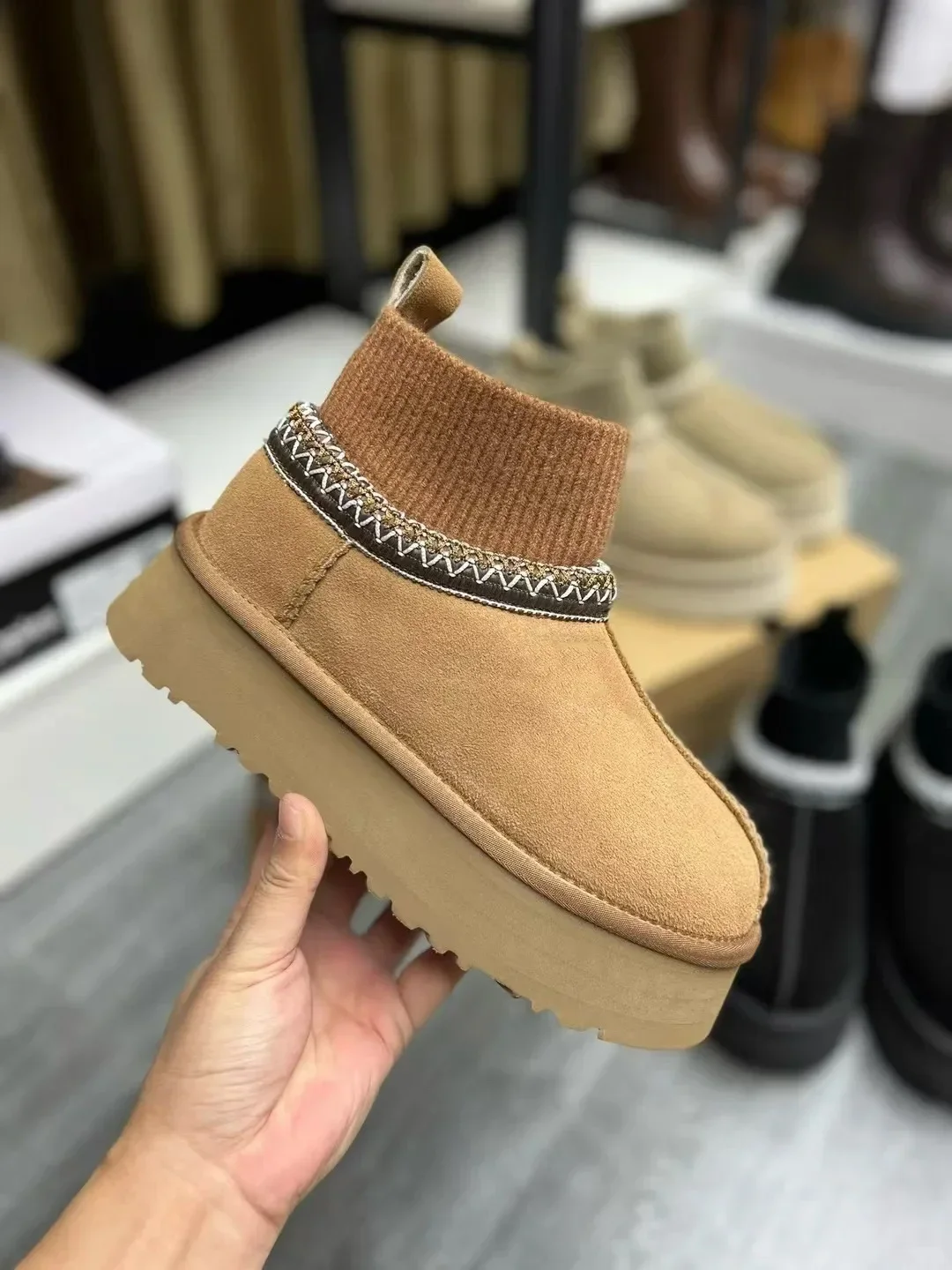 

2025 Winter New U Luxury Ethnic Wind Socks Cover Leather Thick Bottom Heightening Velvet Outer Wear Snow Boots Women