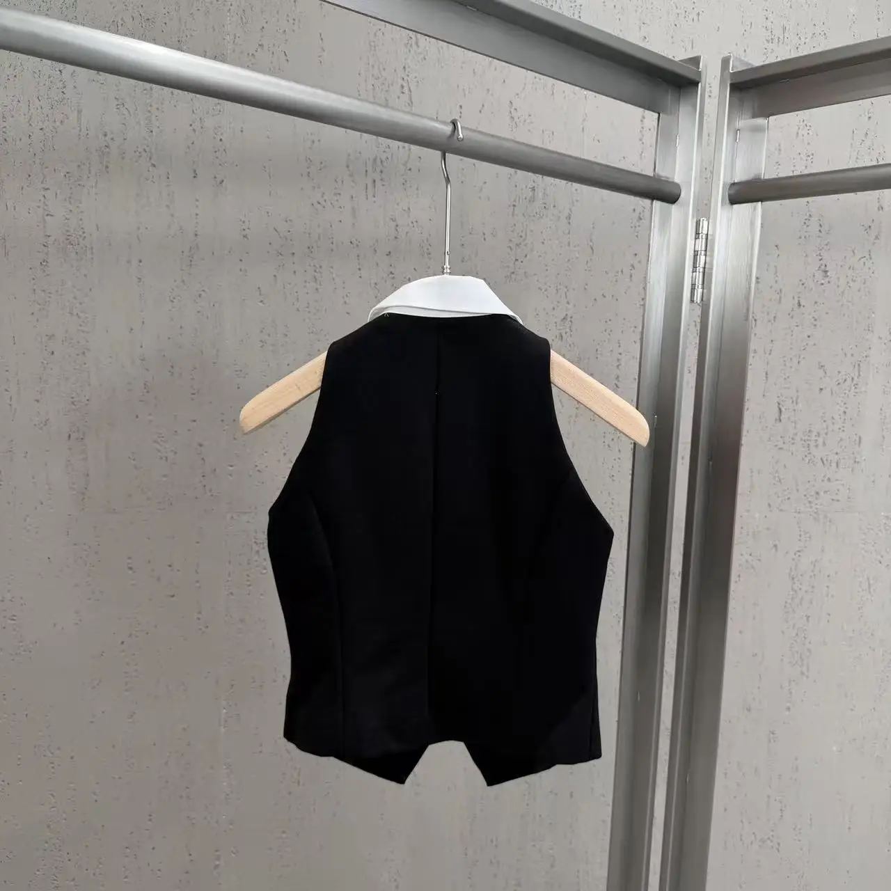 High Street Slim Fit Short Vest Women's Spring and Autumn Suit New Style Slim Shoulder Double Row Temperament Thin Vest Black
