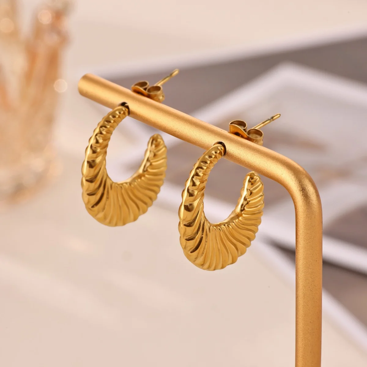 Vintage Goldfarbene Edelstahl-Creolen, gehämmerte geometrische quadratische plissierte klobige Croissant-Ohrringe, Damenschmuck – Detail 15