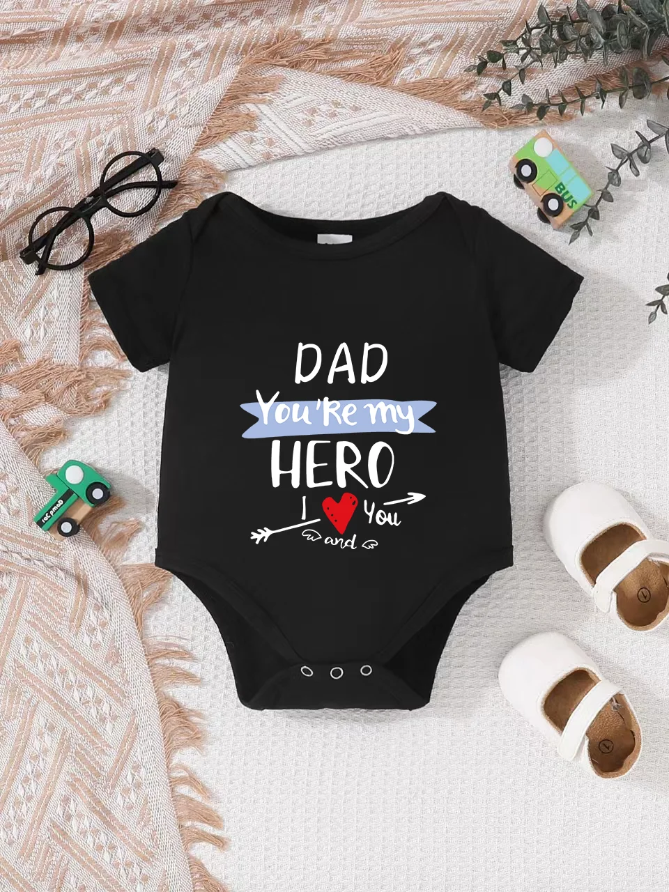 Baby short-sleeved triangle bodysuit, fun letter print, button design, easy to care for, suitable for new parents.