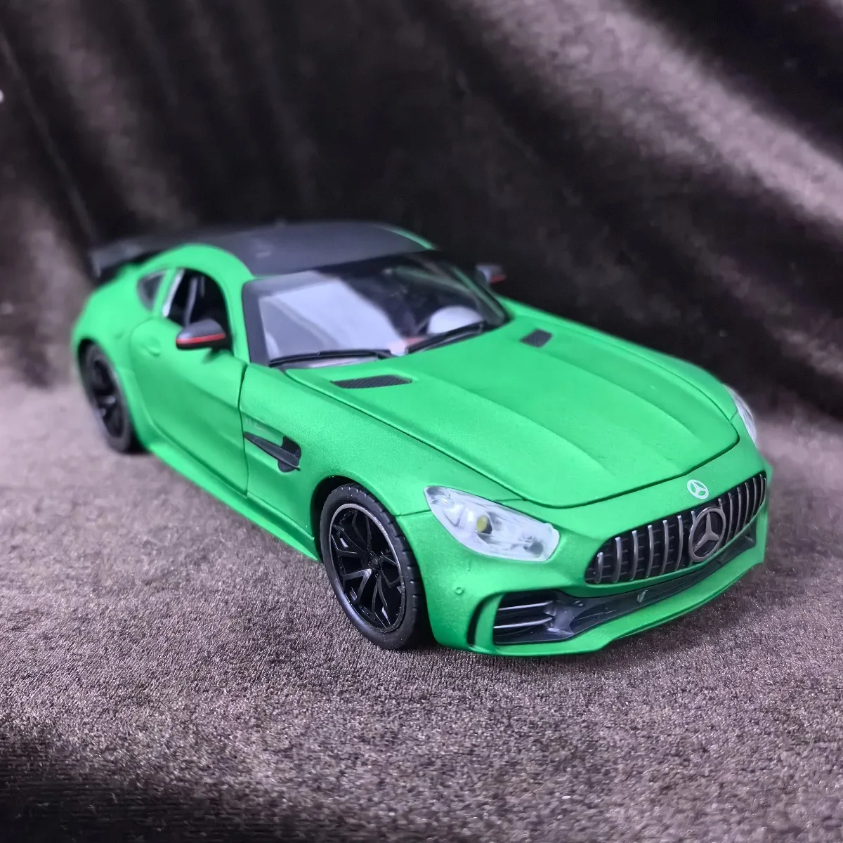 Limitowany model samochodu Mercedes AMG w skali 1:24, luksusowy pojazd, miniaturowa replika, figurka, zabawka, prezent świąteczny dla dziecka.