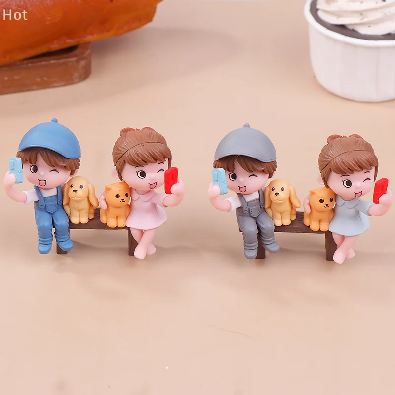 2Pcs/Pair Cute Lovers Taking Selfies On A Stool Cake Decoration Car Ornament Couple Figurines Miniature Craft Fairy Garden Decor