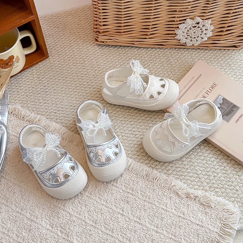 Children's Casual Sandals Girls' Summer Sandals with Pearl Bow Decoration Non-slip Breathable Flat Shoes White and Silver