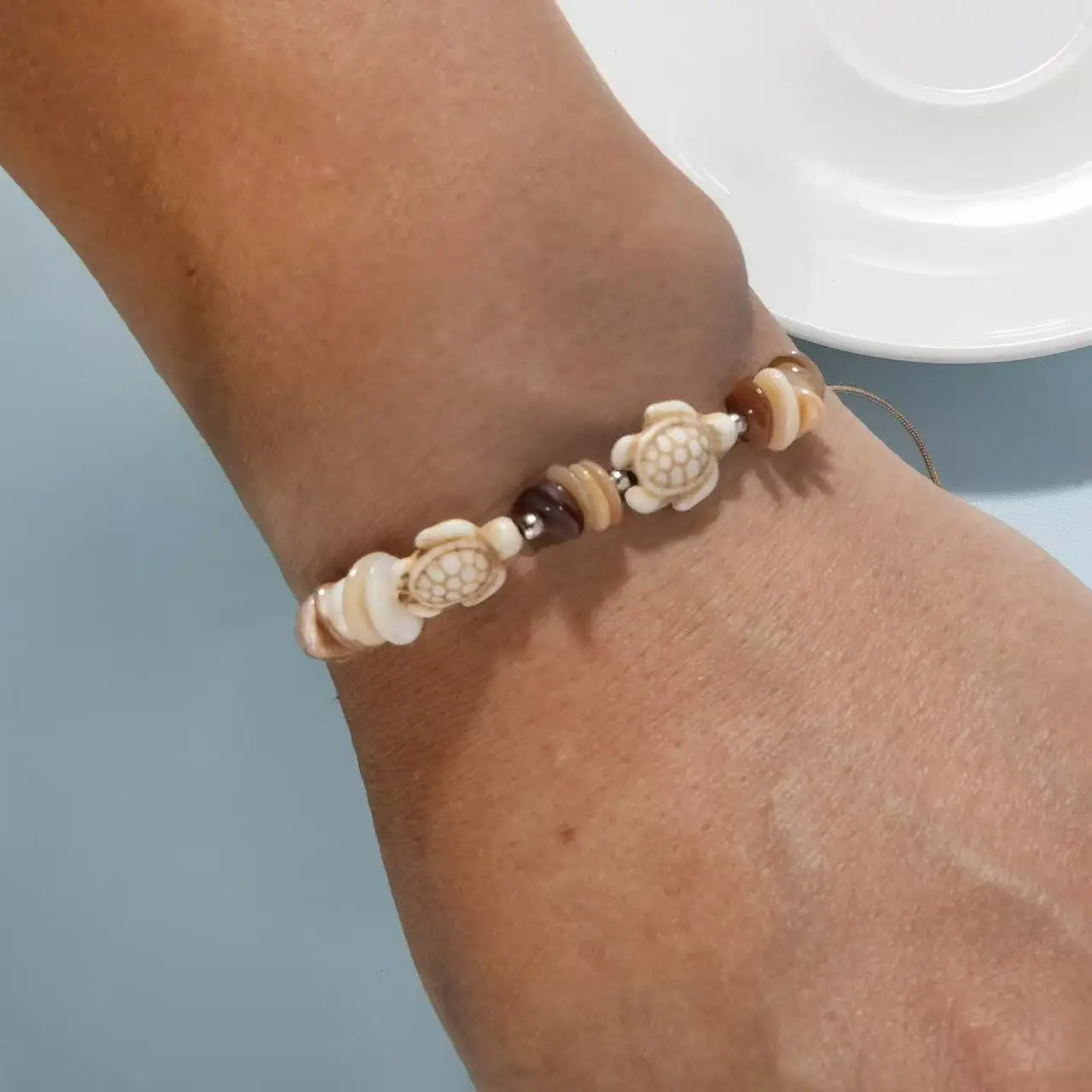 Bracciale con perline di tartaruga in pietra naturale colorata irregolare bohémien da 12 pezzi regolabile per uomini e donne