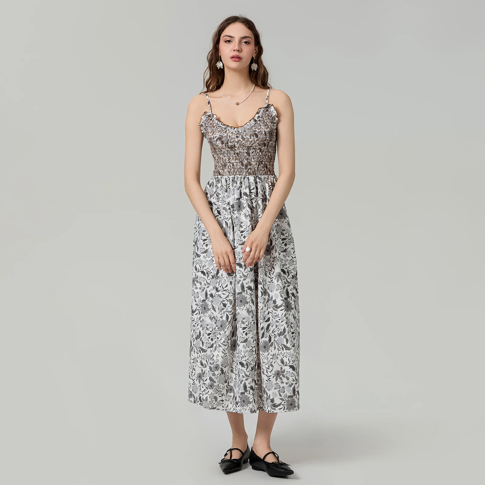 Robe trapèze longue smockée pour femmes, encolure dégagée avec bordure à volants, robe trapèze florale, bretelles spaghetti, dos nu