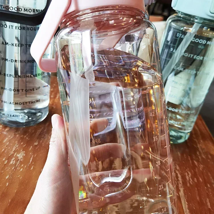 2L Stroh Wasser Flasche Große Kapazität Kunststoff Wasser Tasse Tragbare Trinken Flasche Mit Zeit Marker Für Outdoor Sport – Detail 7