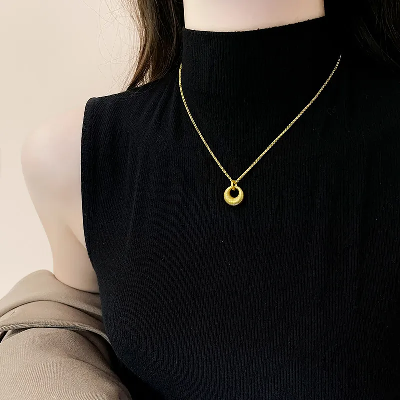 Retro Sandgoldfarbene Matte Runde Anhänger-Halskette für Damen und Herren Sommer 2026 Trendiger Schmuck Schlüsselbeinkette Accessoire – Detail 5